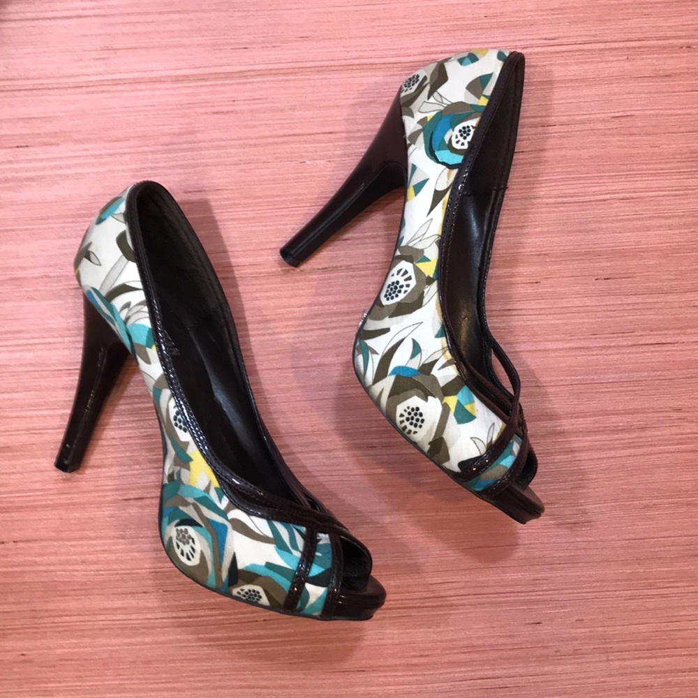 Adorable Heels by Manhattan Collection Size 9